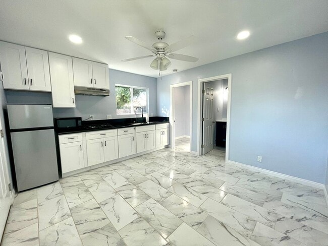 Building Photo - 1609 W Badillo St