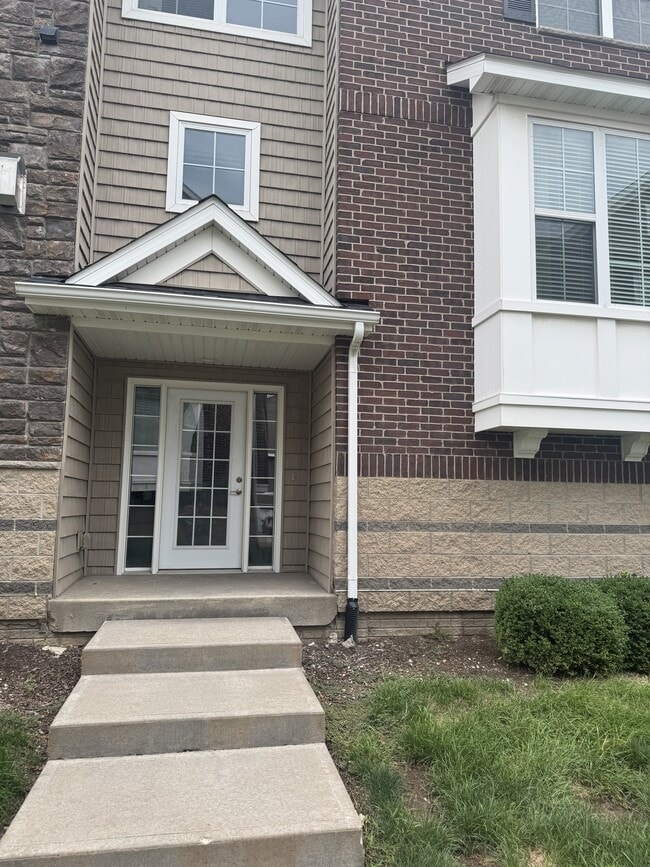 Building Photo - 350 Clark Dr