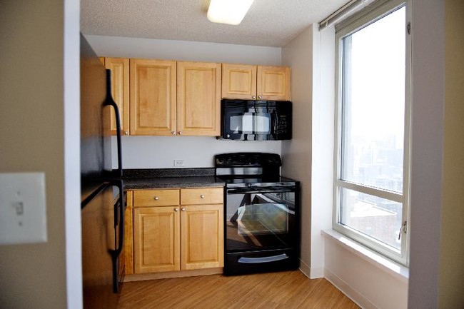 Building Photo - 9 E Delaware Pl