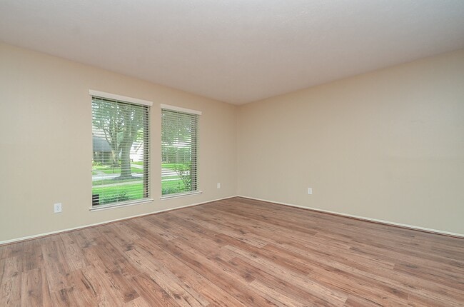 Building Photo - 3027 Colonial Dr