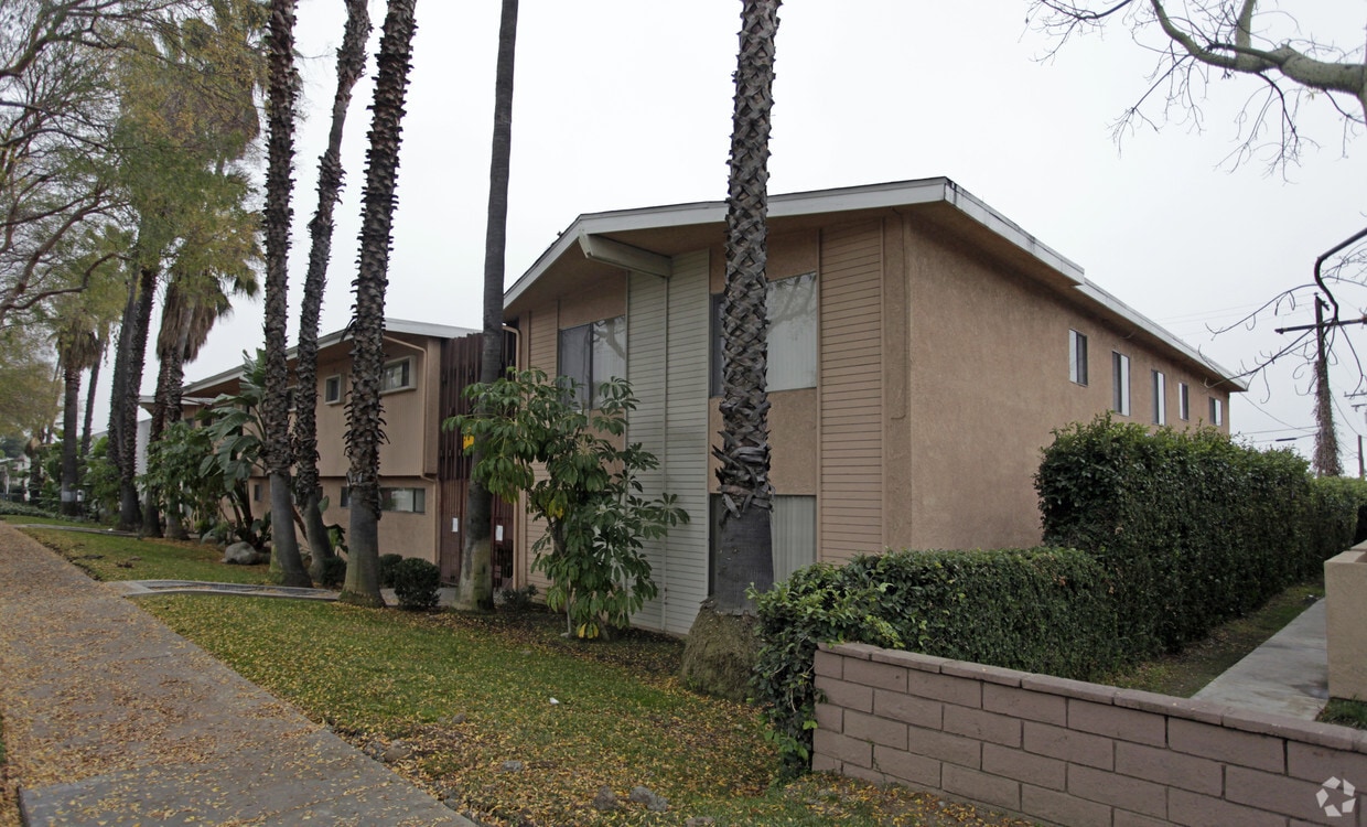 Primary Photo - 570-590 W Arrow Hwy