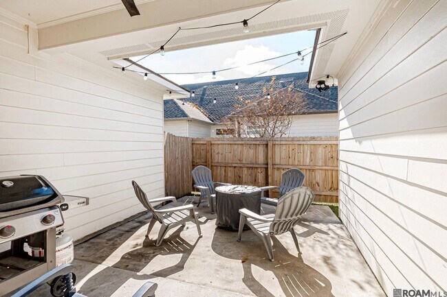 Foto del edificio - 8110 Stonelake Ave