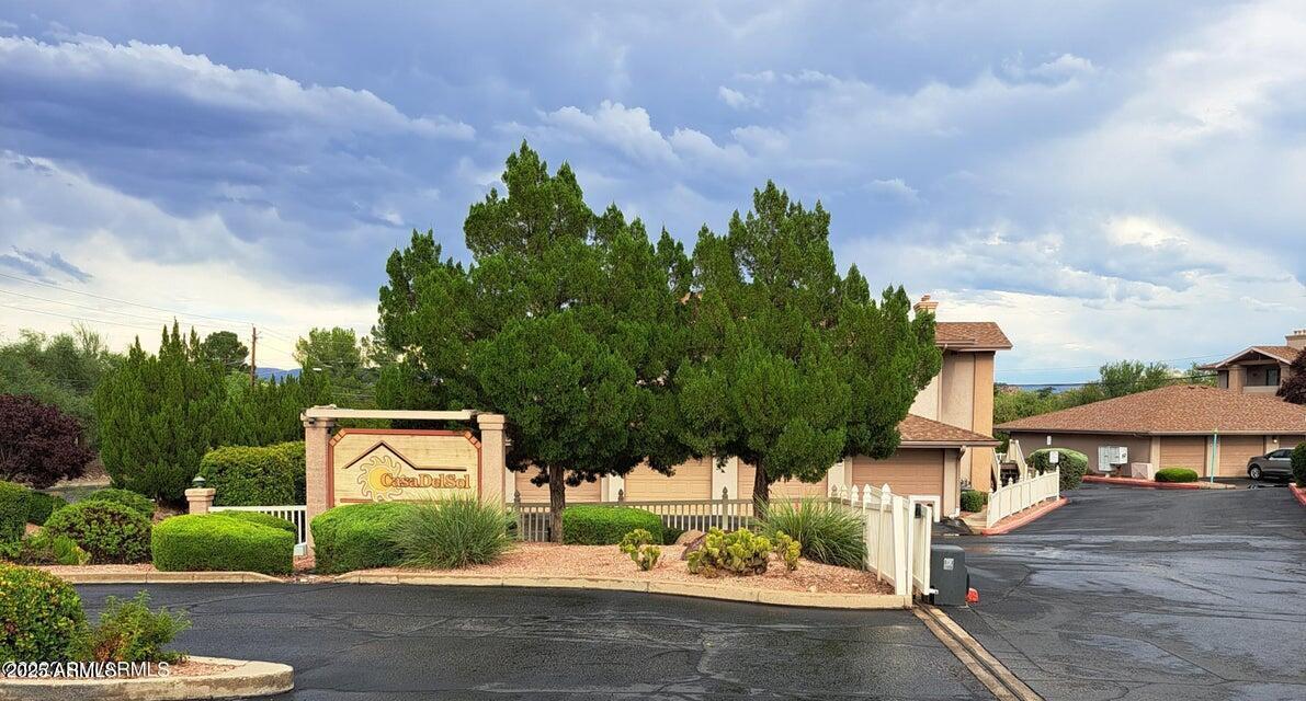 Primary Photo - 985 E Mingus Ave