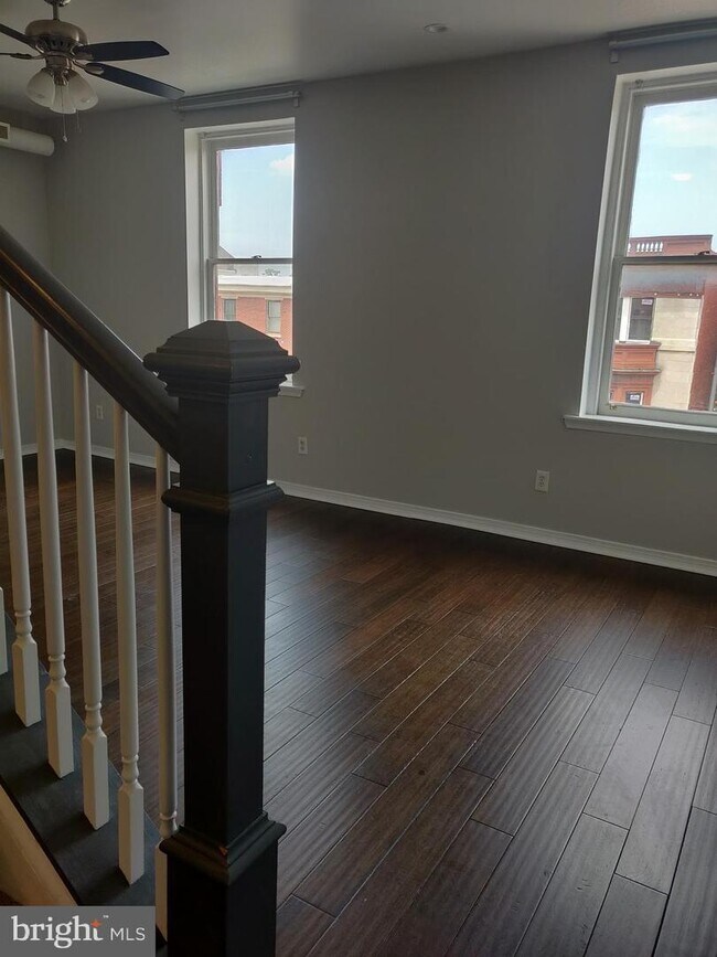 Building Photo - 1422 W Girard Ave