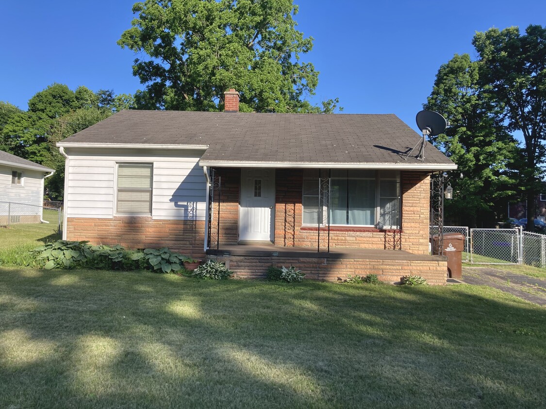 Front of house, porch - 140 Pine St