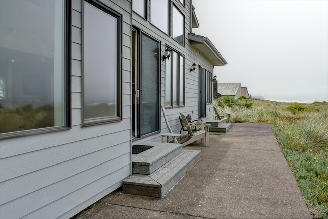 Back Patio - 367 Salishan Dr