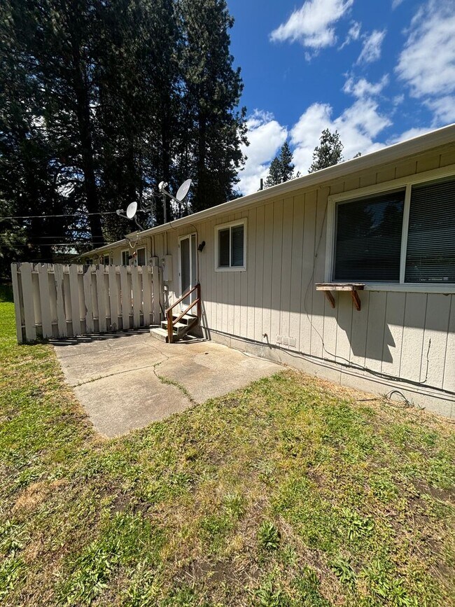 Building Photo - Syringa Dr Duplex