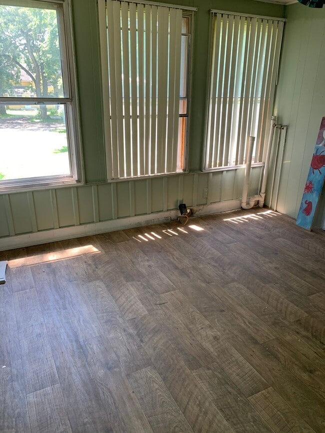Building Photo - 2 Bedroom House $695