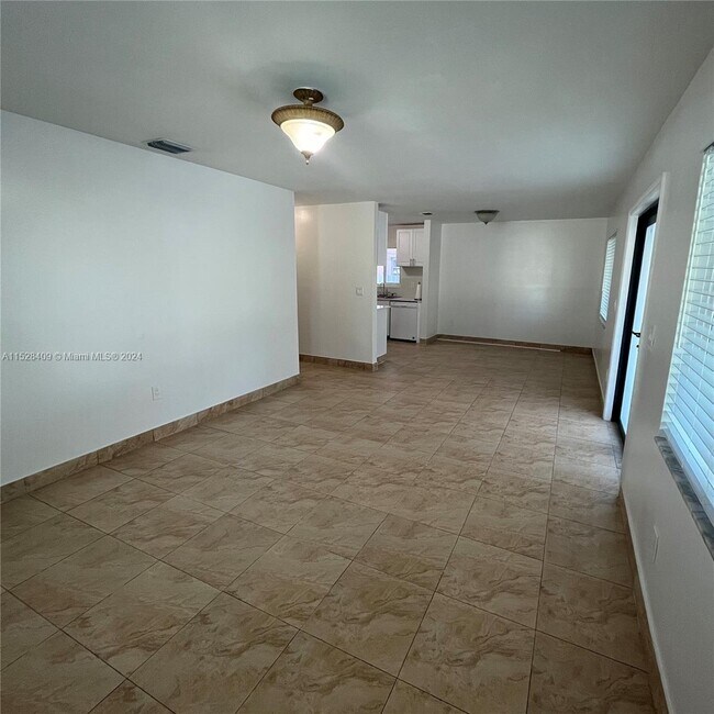Foto del edificio - 3156 SW 16th St