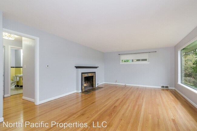 Building Photo - 2 br, 1.5 bath House - 5401 Ravenna Avenue NE