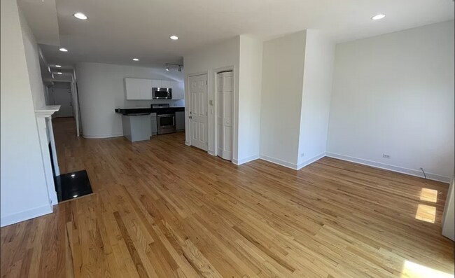 Building Photo - 2 bedroom in Chicago IL 60642