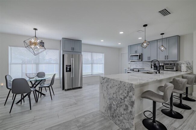 Foto del edificio - 23700 Lake Hills Dr