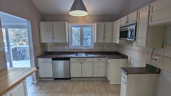 Building Photo - 4-Bedroom Rental in Aylmer