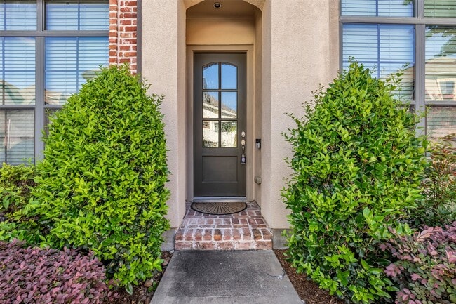 Building Photo - 1535 Woodbend Park W