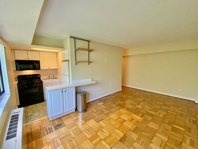 Building Photo - Wilshire Park Condo Studio with Den with Park views in Cleveland Park!