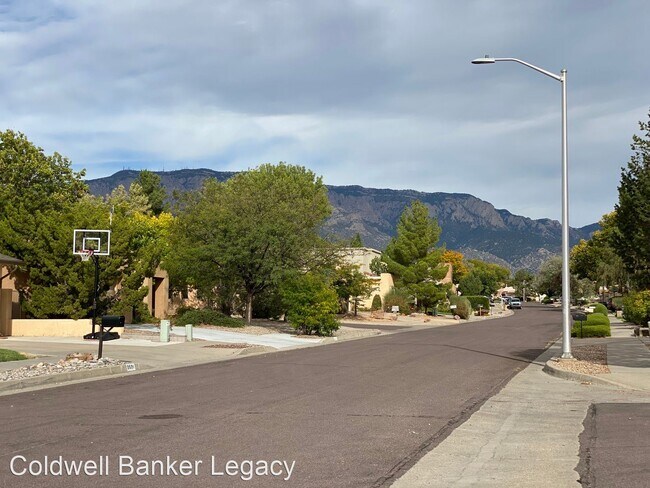 Foto del edificio - 3 br, 2.5 bath House - 9432 San Rafael NE