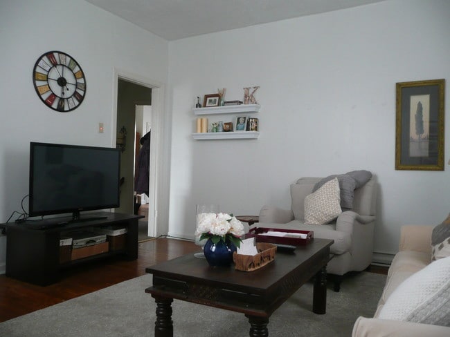 Living room - 3549 Edwards Rd
