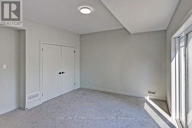 Building Photo - 173 William St