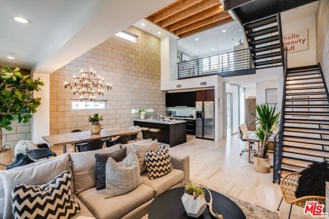 Foto del edificio - 3450 Cahuenga Blvd