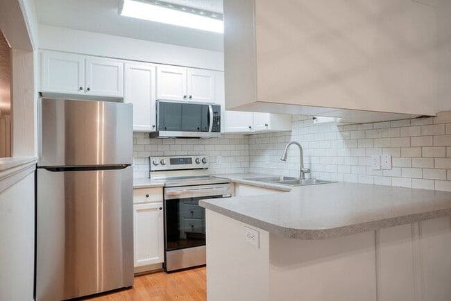 Building Photo - Top Floor Provo condo w private balcony