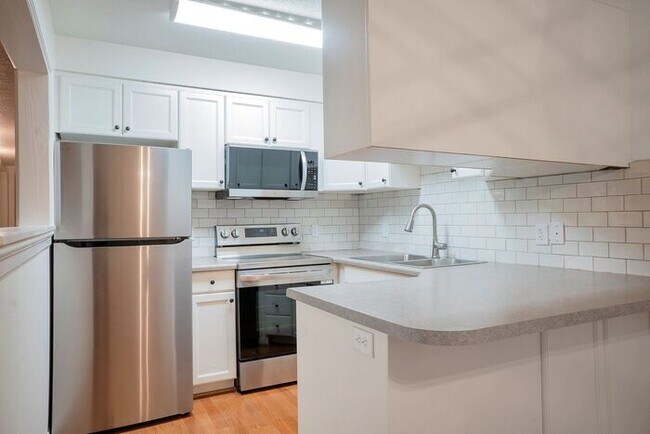 Foto del edificio - Top Floor Provo condo w private balcony