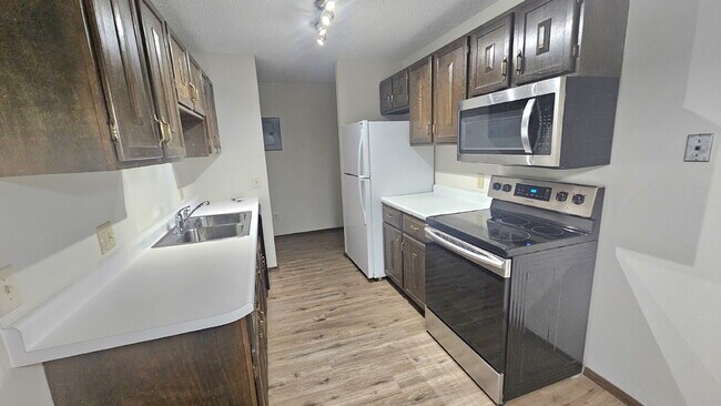Foto del edificio - Well maintained 2-Bed 2-bath Oasis with Pool Access in Prime Bloomington Location 7-17