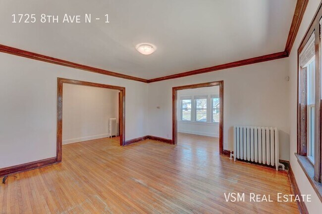 Building Photo - Spacious 2 BD / 1 BA Lower Level Duplex Av...