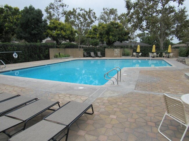 Building Photo - 5175 Thorn Tree Ln