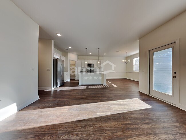 Building Photo - 533 Lateleaf Dr