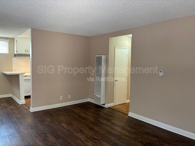 Foto del edificio - 3104 Montrose Ave
