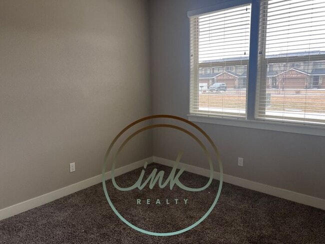Building Photo - Available ~ $2500 4 Bed/2.5 Bath Large Tow...