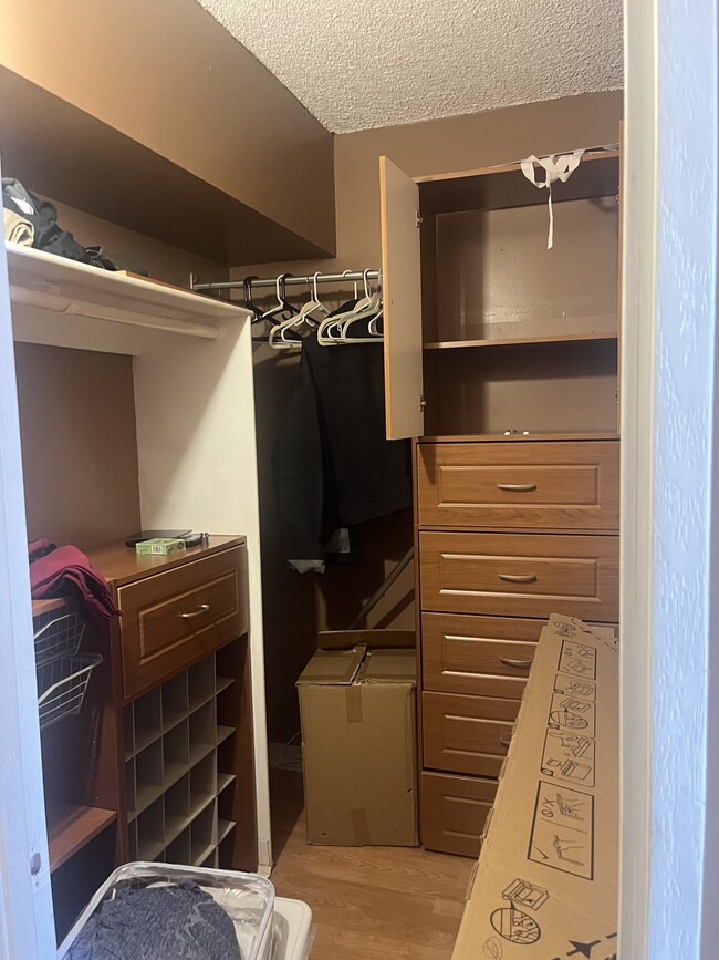 Walk-in closet - 98-1038 Moanalua Rd