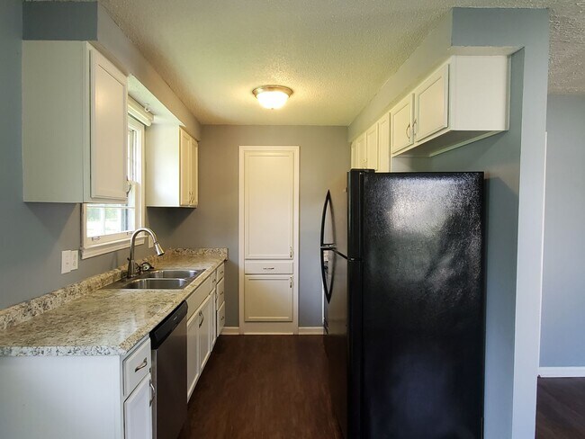 Foto del edificio - $1250- Great 3 Bedroom Located Minutes Fro...