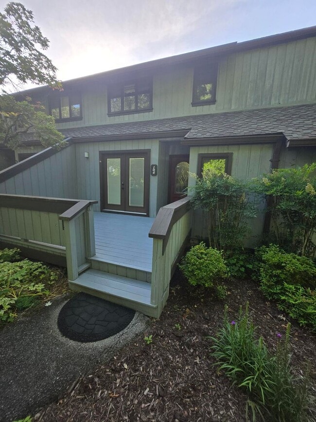 Foto del edificio - Spacious 3-Bedroom Condo in Gated Community – Modern Comfort & Convenience!