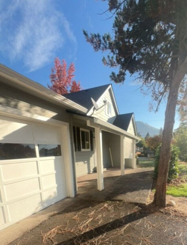 Foto principal - 4BED2BATH - GARAGE, HEAT PUMP AC, BACK YAR...
