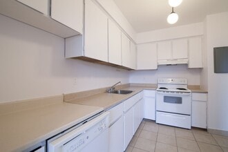 Building Photo - 900 Av. Rockland