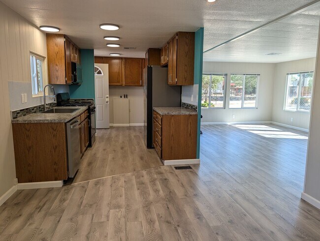 Foto del edificio - 5737 Klondike Dr