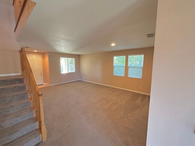 Foto del edificio - PRE-LEASE TODAY ! Available 5 bedroom! GREAT LOCATION!