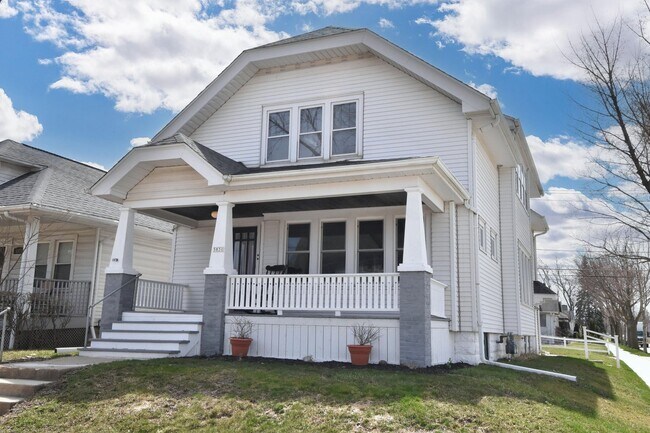 FRENTE - 5831 W Rogers St