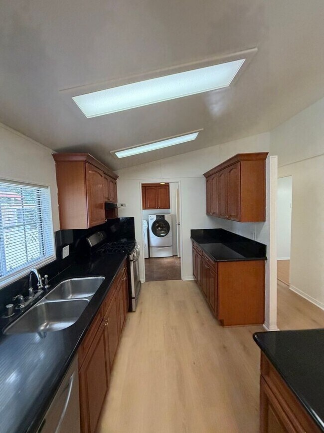 Foto del edificio - Spacious 4-Bed, 2-Bath Home in Whittier