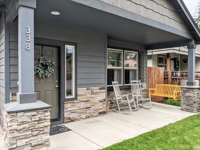 Building Photo - 3 Bed, 2 Bath Single Level Home in SE Bend...