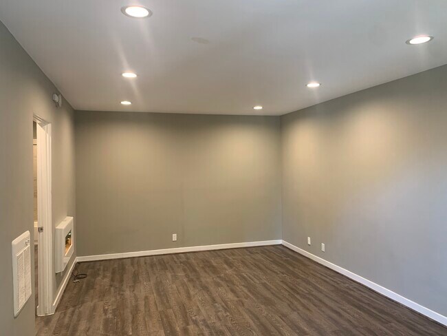 Foto del edificio - 7307 Willoughby Ave