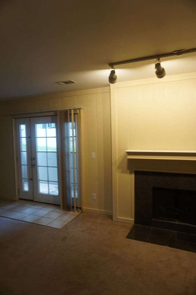 Building Photo - Two Bedroom One Bath on Buffalo Park!