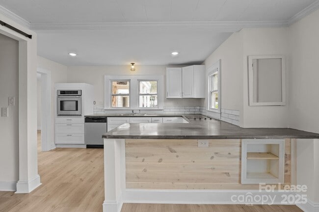 Building Photo - 765 N Church St