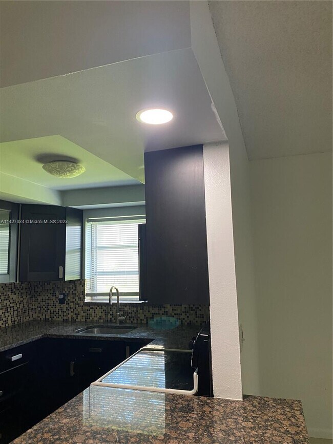 Foto del edificio - 8400 W Sample Rd