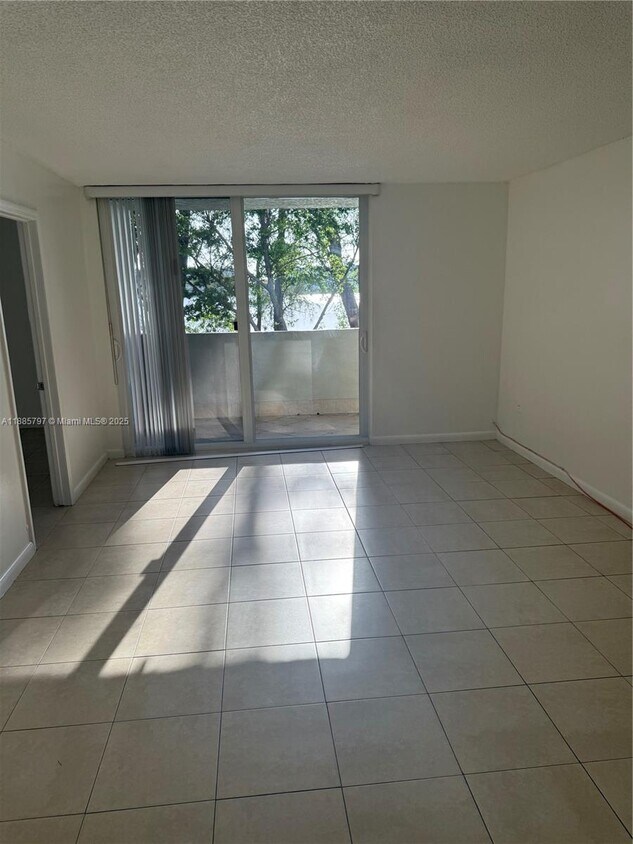 Foto principal - 10090 NW 80th Ct