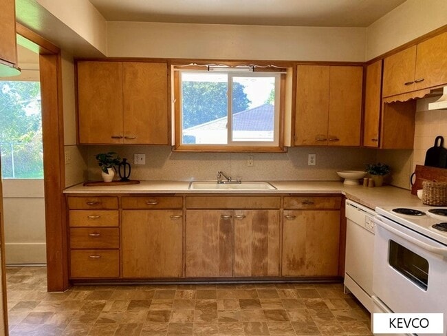 Building Photo - Roomy Three Bedroom Home with Yard!