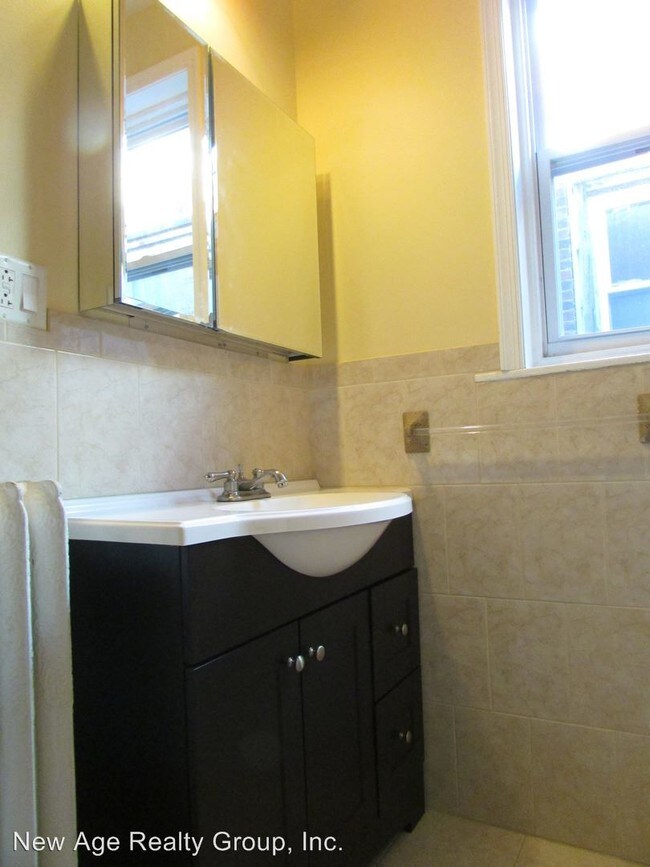 Building Photo - 705 S 56th St