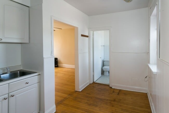 Foto del edificio - 4409 N Kenneth Ave