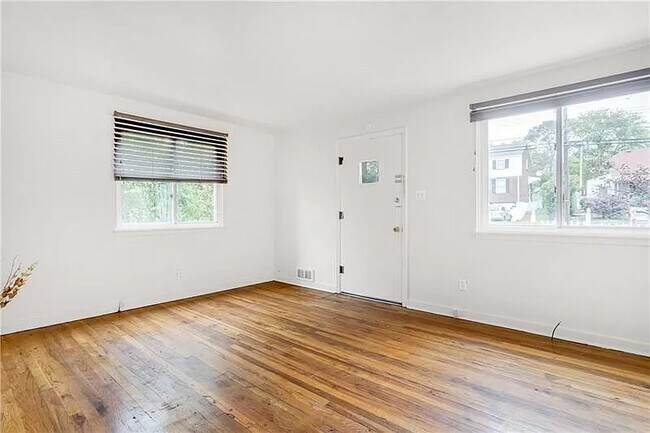 Living Room - 801 E Pittsburgh McKeesport Blvd